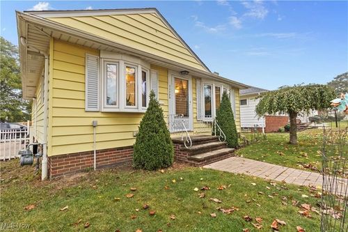 11770 Barrington Blvd, Parma Heights, OH, 44130-4252 | Card Image