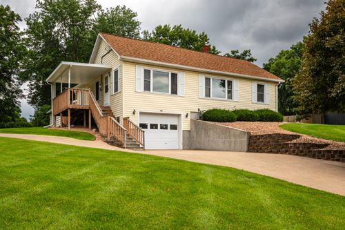 402 Oak Forest Dr, Onalaska, WI, 54650-3121 | Card Image