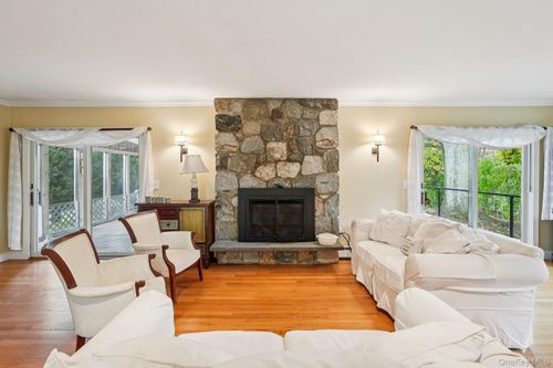 49 Henning Dr, Montrose, NY, 10548-1401 | Card Image