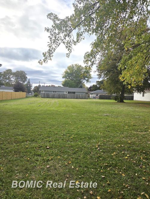 1810 Michigan Avenue, Bay City, MI, 48708 | Card Image