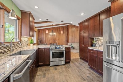 Great counter space or meal prep. | Image 3