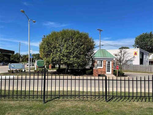 101 Riviera Dr, Saint Clair Shores, MI, 48080-1568 | Card Image