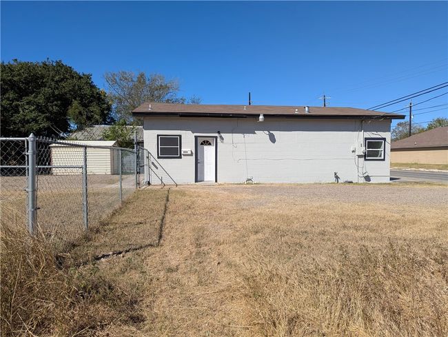 410 E Willis St, House other with 2 bedrooms, 1 bathrooms and null parking in Odem TX | Image 5