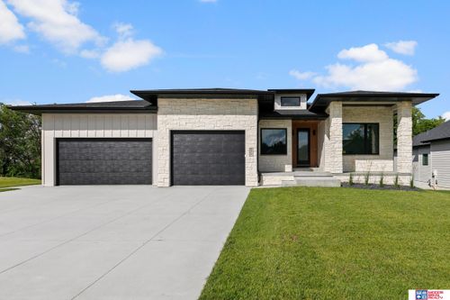 8810 Sandalwood Dr, Lincoln, NE, 68520-1166 | Card Image