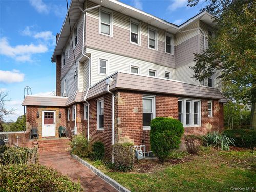 apt-2-270 8th Ave, Sea Cliff, NY, 11579-1134 | Card Image
