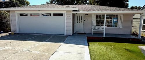2235 Menalto Ave, East Palo Alto, CA, 94303-1425 | Card Image