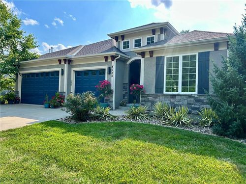 5956 S National Dr, Parkville, MO, 64152-4913 | Card Image