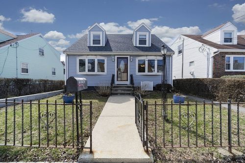 17 Griswold St, Everett, MA, 02149-5137 | Card Image