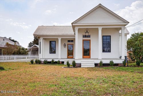 326 Carroll Ave, Bay Saint Louis, MS, 39520-4406 | Card Image