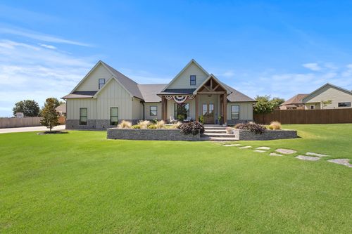 1611 N Mason St, Bowie, TX, 76230-2634 | Card Image