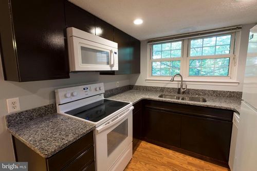 202-3901 Golf Tee Ct, FAIRFAX, VA, 22033-2628 | Card Image