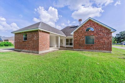 10143 Carter Hills Ave, House other with 3 bedrooms, 2 bathrooms and null parking in Denham Springs LA | Image 2