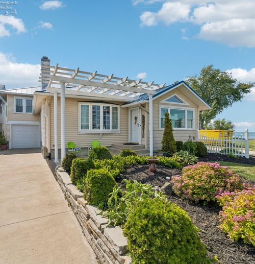 203 Ashland Ave, Huron, OH, 44839-1402 | Card Image
