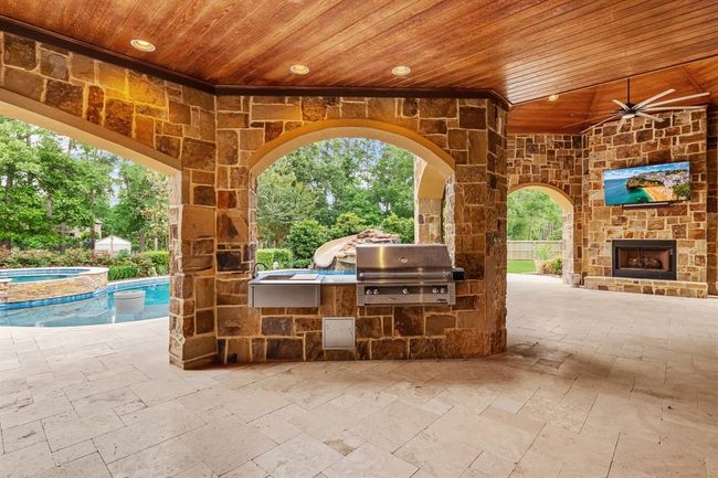 Outdoor kitchen and entertainment area | Image 15