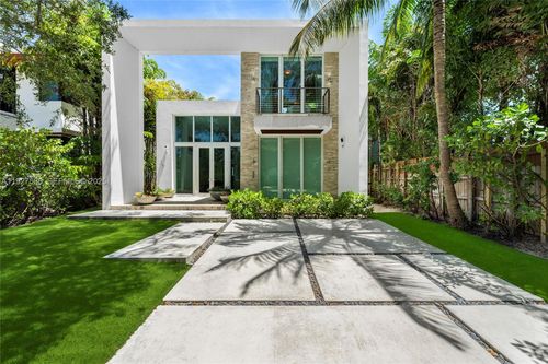 335 W 46th St, Miami Beach, FL, 33140-3127 | Card Image