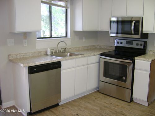 107-113 Bonner Ave, Morehead City, NC, 28557-3246 | Card Image