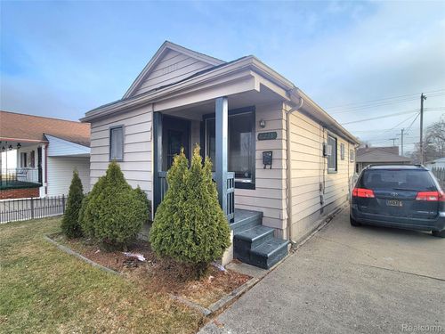 8238 Chalmers Ave, Warren, MI, 48089-2329 | Card Image