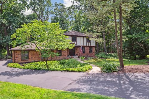 2915 Hillendale Dr, Rochester Hills, MI, 48309-1922 | Card Image