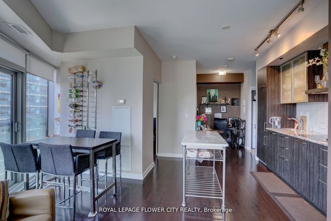1407 - 12 York St, Condo with 2 bedrooms, 2 bathrooms and null parking in Toronto ON | Image 9