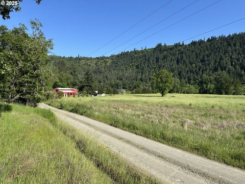 215 Parkinson Rd, Winston, OR, 97496-9572 | Card Image