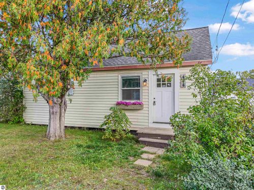 414 Donnelly St, Cadillac, MI, 49601-1742 | Card Image