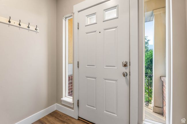 Light and sunny entry | Image 6
