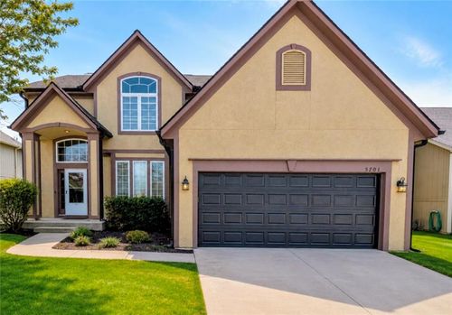 5701 Ne Hidden Meadow Dr, Lee's Summit, MO, 64064-2341 | Card Image