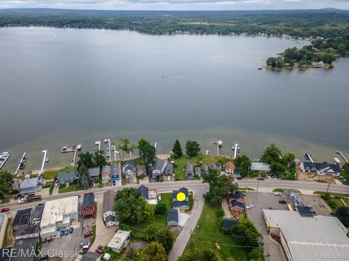 9509 Main St, Whitmore Lake, MI, 48189-9452 | Card Image