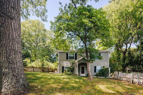 33 Port Washington Rd, Sound Beach, NY, 11789-3042 | Card Image