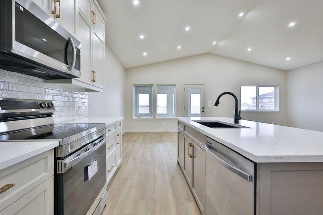 112 E 300 S, House other with 2 bedrooms, 2 bathrooms and 4 parking in Raymond AB | Image 5