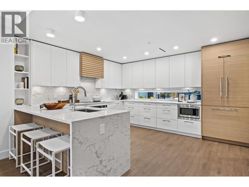 3206 Highland Blvd, North Vancouver, BC, V7R2X8 | Card Image