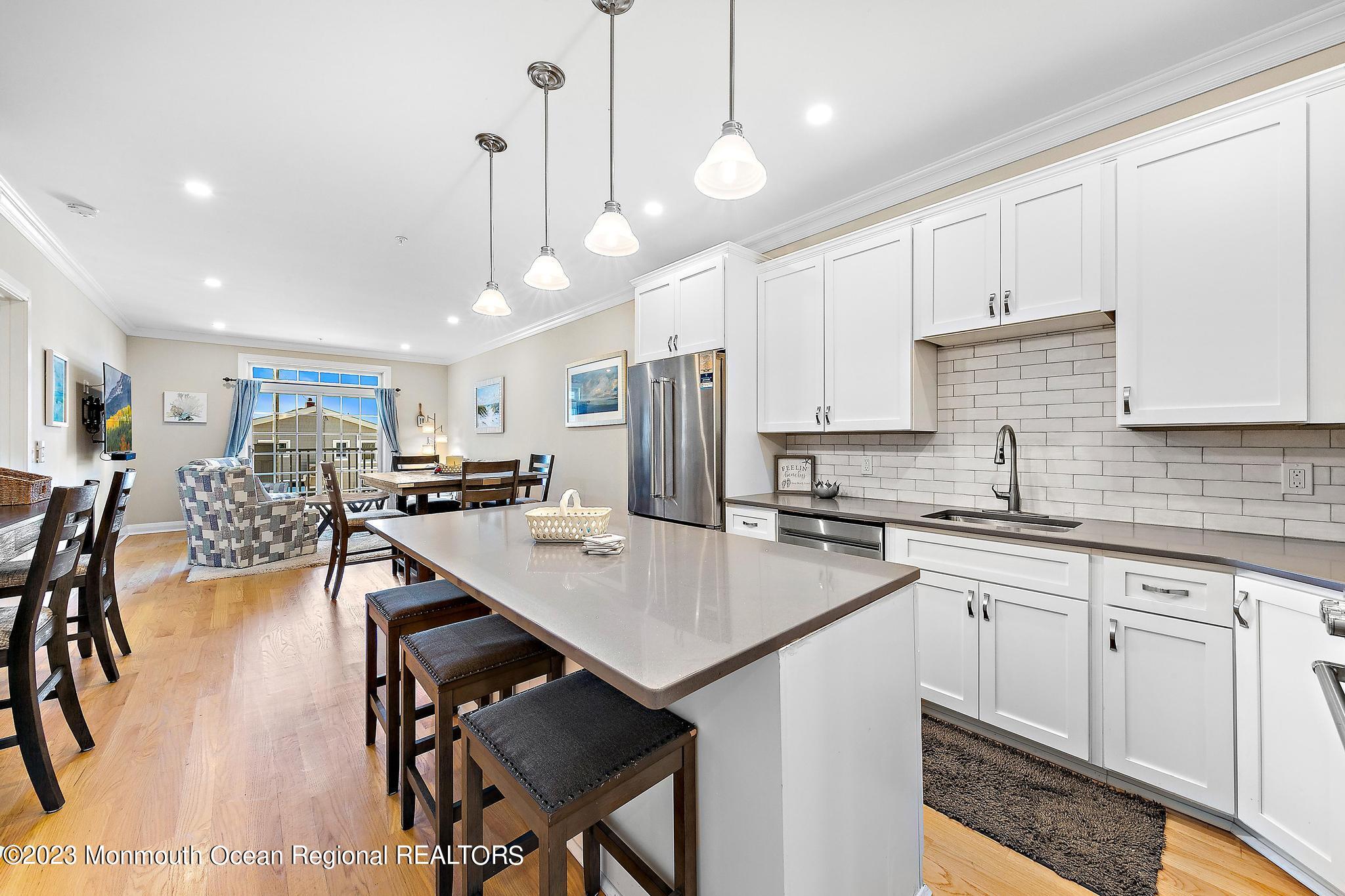 202 510 N Bay Avenue, For Sale in Beach Haven Zoocasa