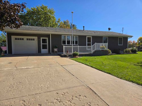 923 Red Maple Ave., Cresco, IA, 52136 | Card Image
