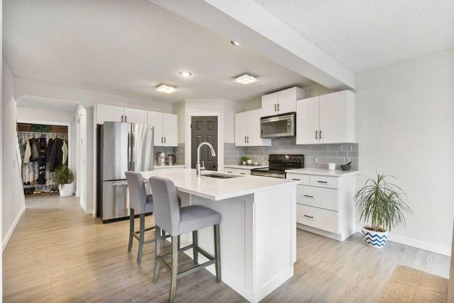 18 Mt Selkirk Place Se, House other with 5 bedrooms, 3 bathrooms and 4 parking in Calgary AB | Image 10