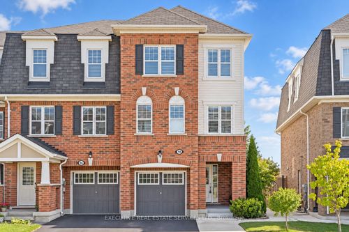 98 Bannister Cres, House with 4 bedrooms, 4 bathrooms and 2 parking in Brampton ON | Card Image