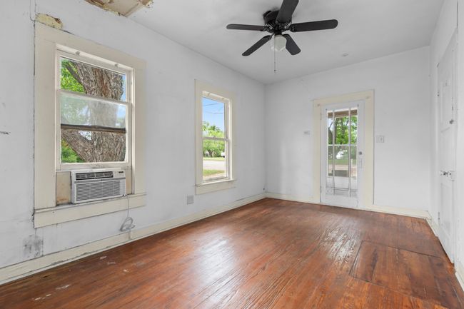 Spare room with wood-type flooring, a ceiling fan, cooling unit, and baseboards | Image 14