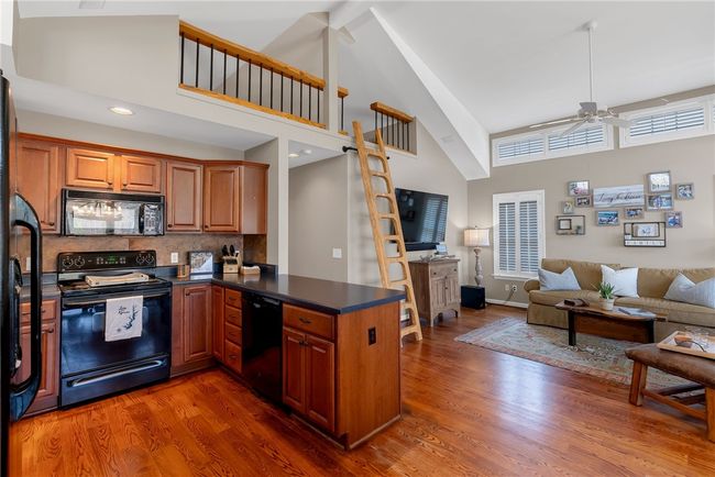 Upgraded Cabinetry | Image 15