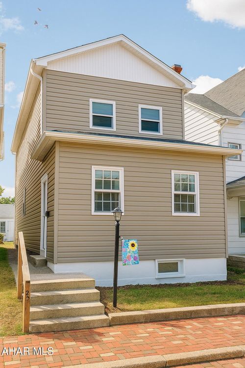 127 E 4th Ave, Altoona, PA, 16602-2711 | Card Image
