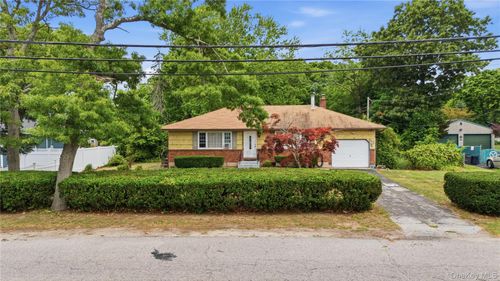 385 Manhattan Boulevard, Islip, NY, 11752 | Card Image