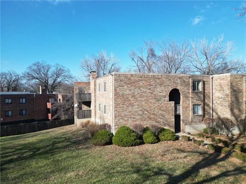 1726 E 97th Street, Kansas City, MO, 64131 | Card Image