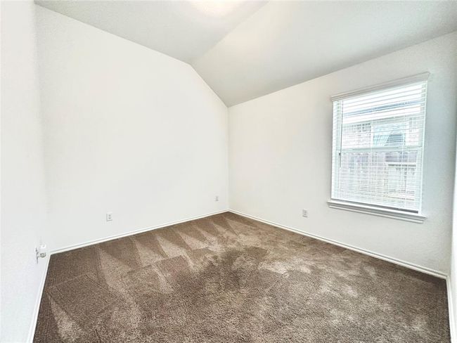 Second bedroom with lots of space. Like new. | Image 18