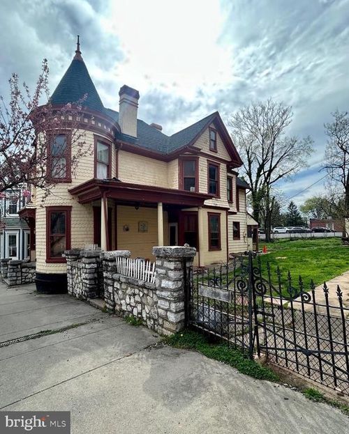 209 S Maple Ave, MARTINSBURG, WV, 25401-3227 | Card Image