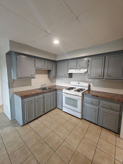 2r-487 4th St, Fall River, MA, 02721-6836 | Card Image