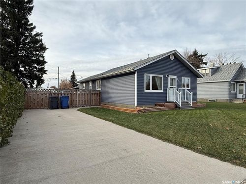 359 4 Ave W, Melville, SK, S0A2P0 | Card Image