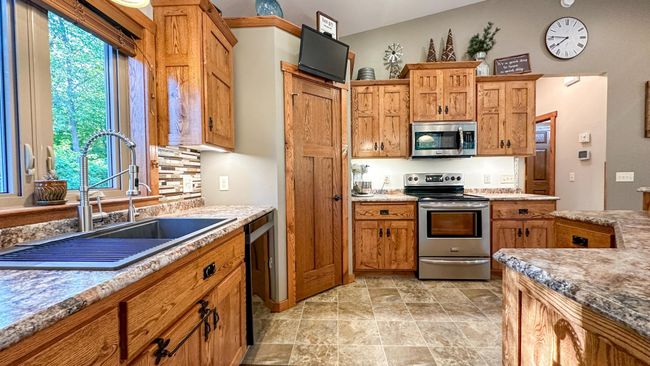 Large in-kitchen pantry | Image 11