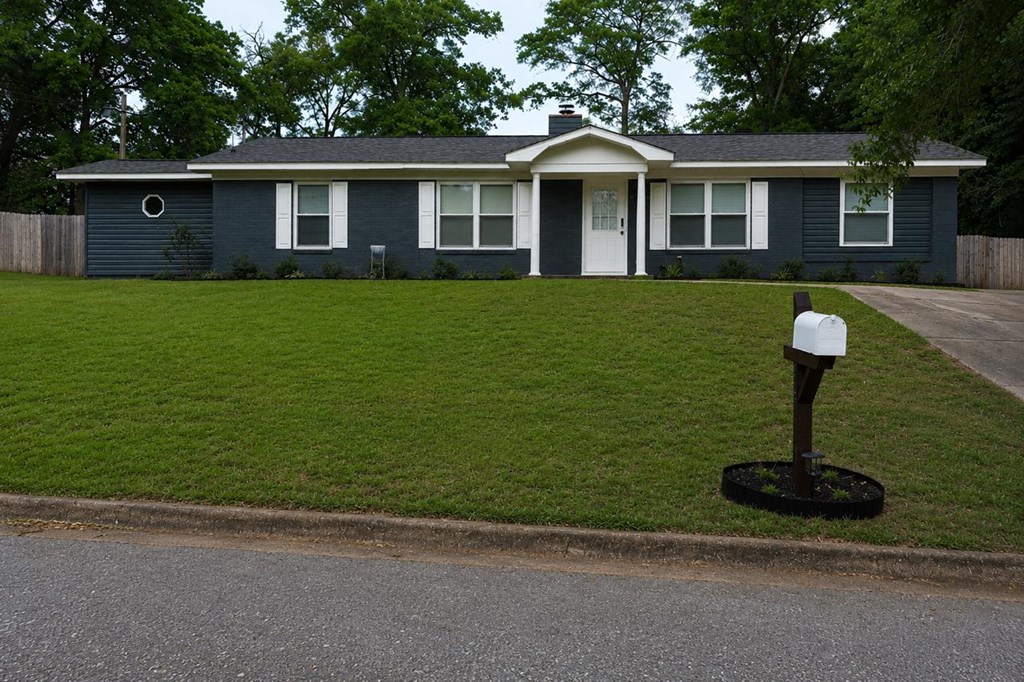 Residential Lease in Midland City 3