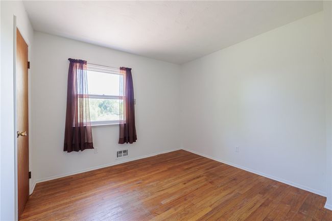 Upper unit bedroom 1 | Image 15