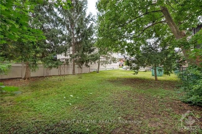 827 Riddell Ave N, House other with 2 bedrooms, 1 bathrooms and 4 parking in Ottawa ON | Image 5