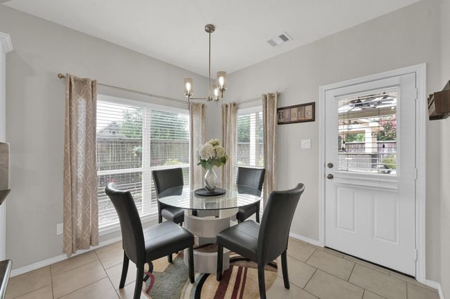 The sunlit breakfast room is the ideal place for starting the day. | Image 11