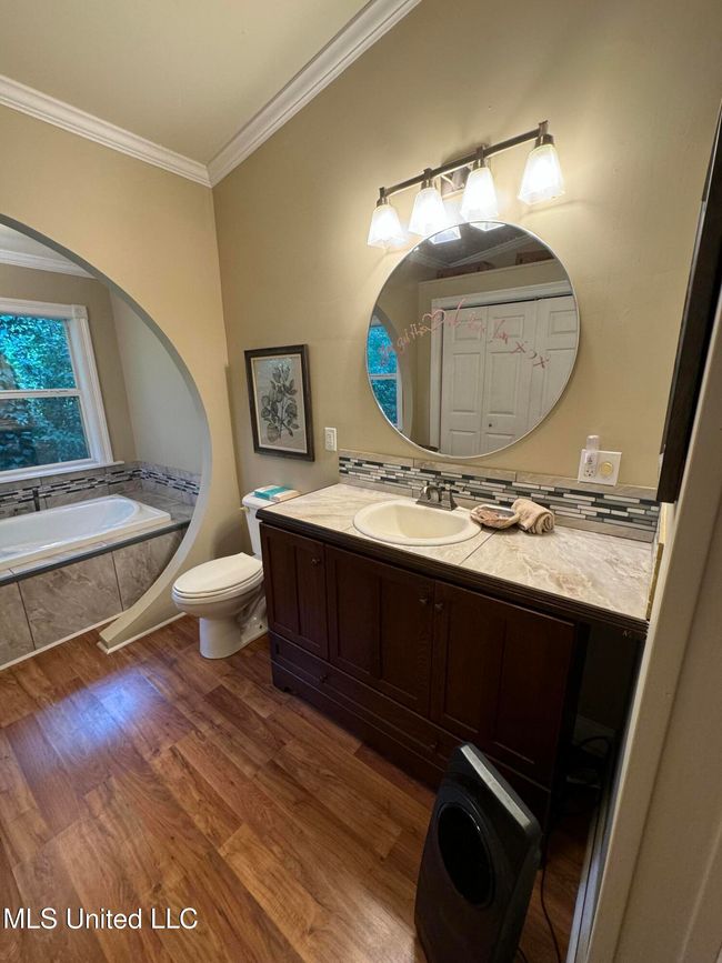 Prim bathroom | Image 24